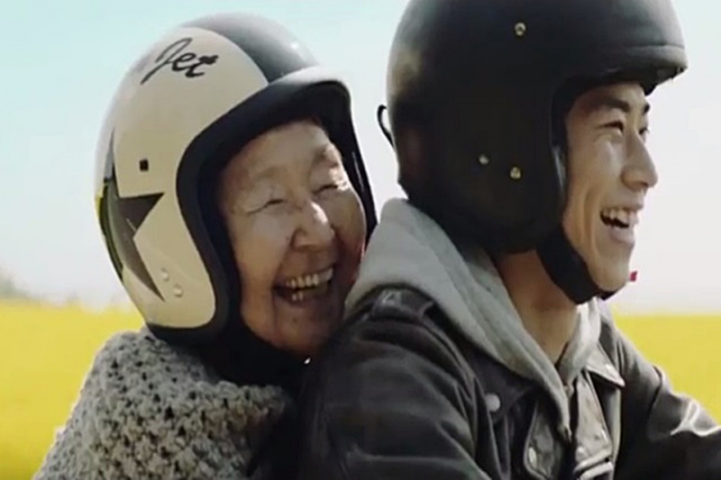 「30秒で涙腺崩壊!? おばあちゃんと孫をつなぐ感動のバイク動画は「あのCM」だった」の1枚目の画像