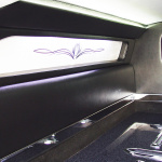 「7メートルストレッチのロングボディ。光岡自動車が輸入霊柩車の「リンカーンMKTセンターストレッチリムジン」を発売」の13枚目の画像ギャラリーへのリンク