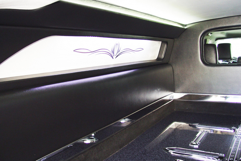「7メートルストレッチのロングボディ。光岡自動車が輸入霊柩車の「リンカーンMKTセンターストレッチリムジン」を発売」の13枚目の画像