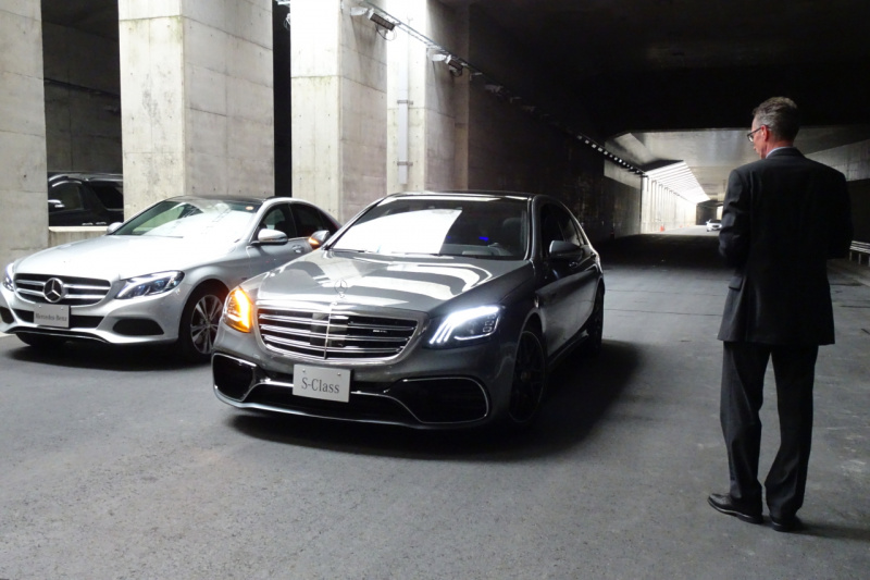 「車両の外から新型メルセデス・ベンツ Sクラスに駐車させるリモートパーキングアシストのデモンストレーション」の5枚目の画像