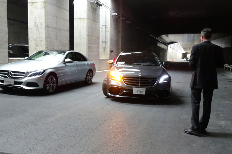 「車両の外から新型メルセデス・ベンツ Sクラスに駐車させるリモートパーキングアシストのデモンストレーション」の6枚目の画像