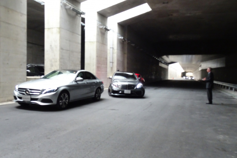 「車両の外から新型メルセデス・ベンツ Sクラスに駐車させるリモートパーキングアシストのデモンストレーション」の8枚目の画像