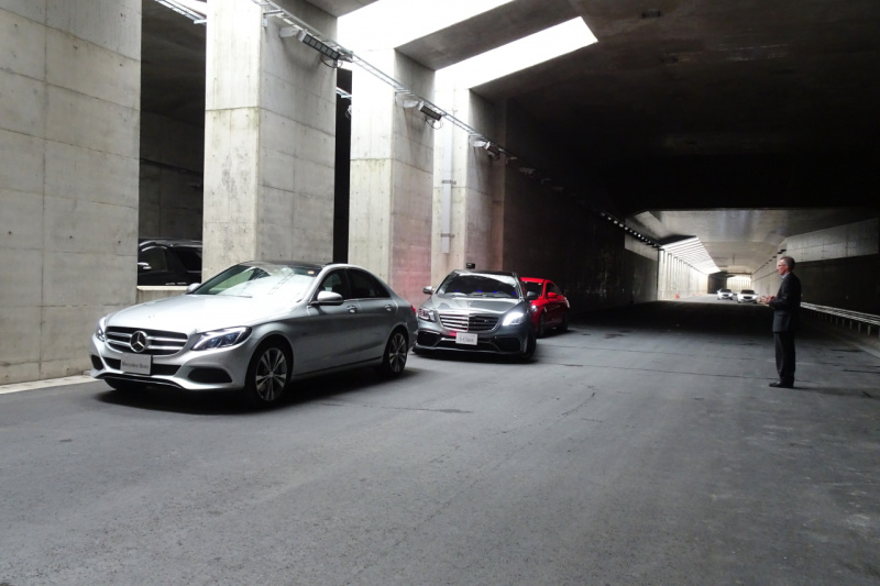 「車両の外から新型メルセデス・ベンツ Sクラスに駐車させるリモートパーキングアシストのデモンストレーション」の9枚目の画像