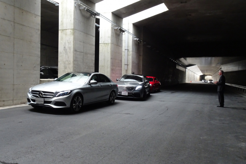 「車両の外から新型メルセデス・ベンツ Sクラスに駐車させるリモートパーキングアシストのデモンストレーション」の10枚目の画像