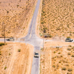 3種類の「モハベサンド」が揃い踏み。ジープ・レネゲード・トレイルホークにも「モハベサンド」が追加！ - Aerial view of an empty road in the Mojave Desert