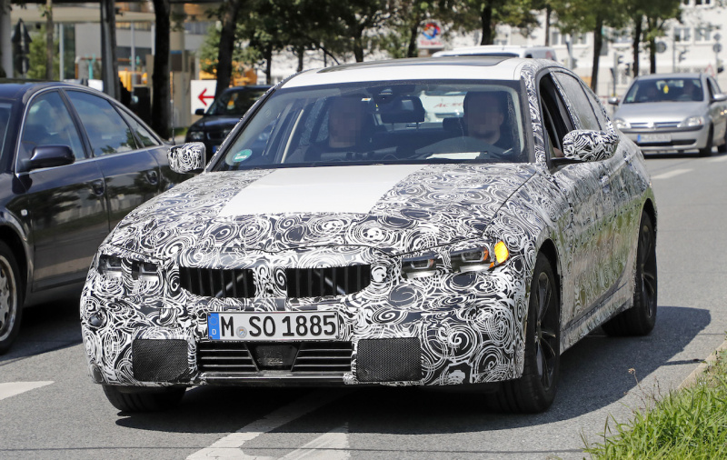 「新型BMW・3シリーズのプロトタイプをキャッチ！目玉は300馬力＆航続距離500km超えの完全EVモデルか!?」の1枚目の画像