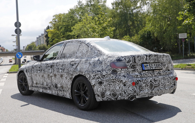 「新型BMW・3シリーズのプロトタイプをキャッチ！目玉は300馬力＆航続距離500km超えの完全EVモデルか!?」の10枚目の画像