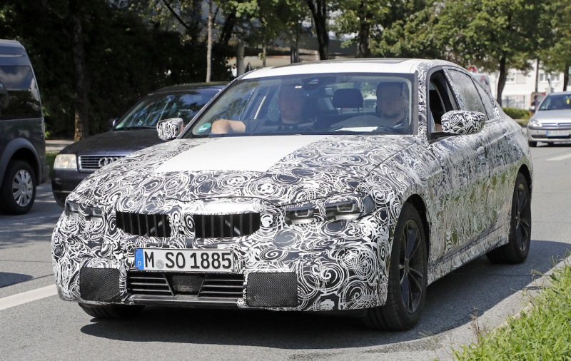 「新型BMW・3シリーズのプロトタイプをキャッチ！目玉は300馬力＆航続距離500km超えの完全EVモデルか!?」の2枚目の画像