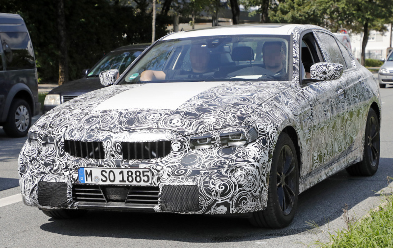 「新型BMW・3シリーズのプロトタイプをキャッチ！目玉は300馬力＆航続距離500km超えの完全EVモデルか!?」の3枚目の画像