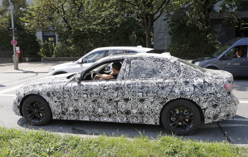 「新型BMW・3シリーズのプロトタイプをキャッチ！目玉は300馬力＆航続距離500km超えの完全EVモデルか!?」の5枚目の画像