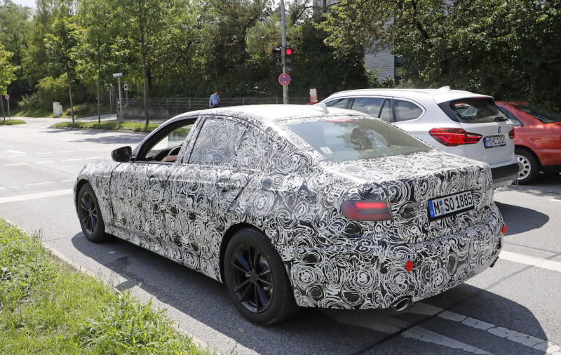 「新型BMW・3シリーズのプロトタイプをキャッチ！目玉は300馬力＆航続距離500km超えの完全EVモデルか!?」の6枚目の画像