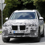 BMWの次世代フルサイズSUV『X7』、睨みきかせる最新世代イカリング装着！ - BMW X7 Production Lights 2