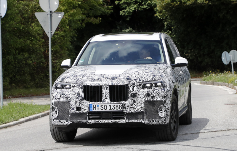 「BMWの次世代フルサイズSUV『X7』、睨みきかせる最新世代イカリング装着！」の2枚目の画像