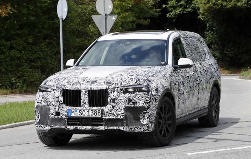 「BMWの次世代フルサイズSUV『X7』、睨みきかせる最新世代イカリング装着！」の3枚目の画像