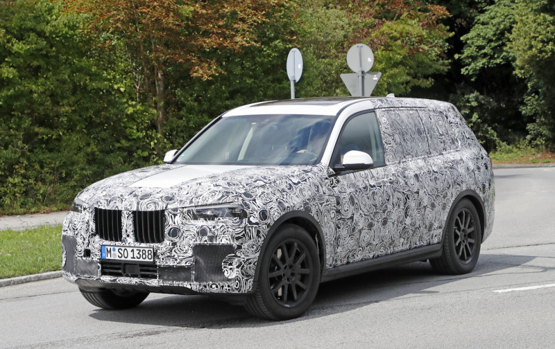 「BMWの次世代フルサイズSUV『X7』、睨みきかせる最新世代イカリング装着！」の4枚目の画像