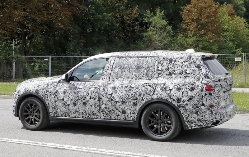 「BMWの次世代フルサイズSUV『X7』、睨みきかせる最新世代イカリング装着！」の8枚目の画像