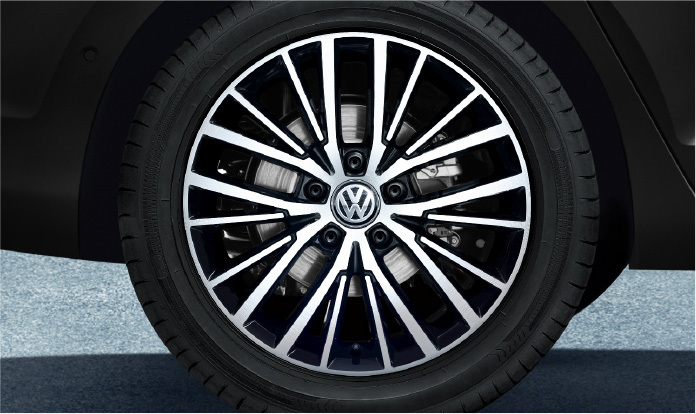 「ドイツ車にイタリアのエッセンスを加味!? VW ゴルフ・トゥーランに豪華装備の「ミラノエディション」を300台限定で設定」の3枚目の画像