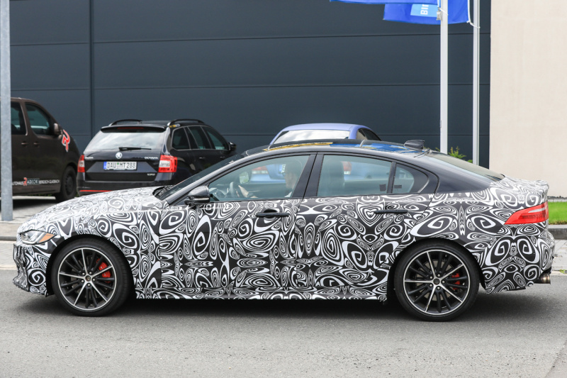 「BMW・M3を圧倒!? ジャガーXEに脅威のハイスペックモデル。550馬力の最強セダン「SVR」をキャッチ」の6枚目の画像