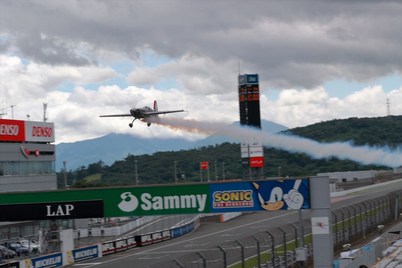 「エアレースの感動をもっと間近で！SUPER GT富士で室屋選手がフライトパフォーマンスを披露【SUPER GT2017】」の4枚目の画像