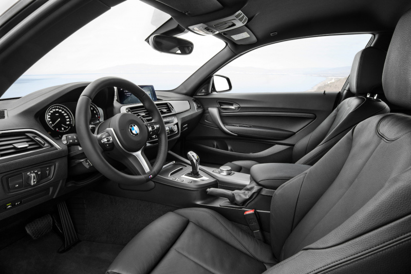 「BMW 2シリーズ クーペ・カブリオレ・M2クーペがマイナーチェンジ。より迫力ある顔つきに変更」の6枚目の画像