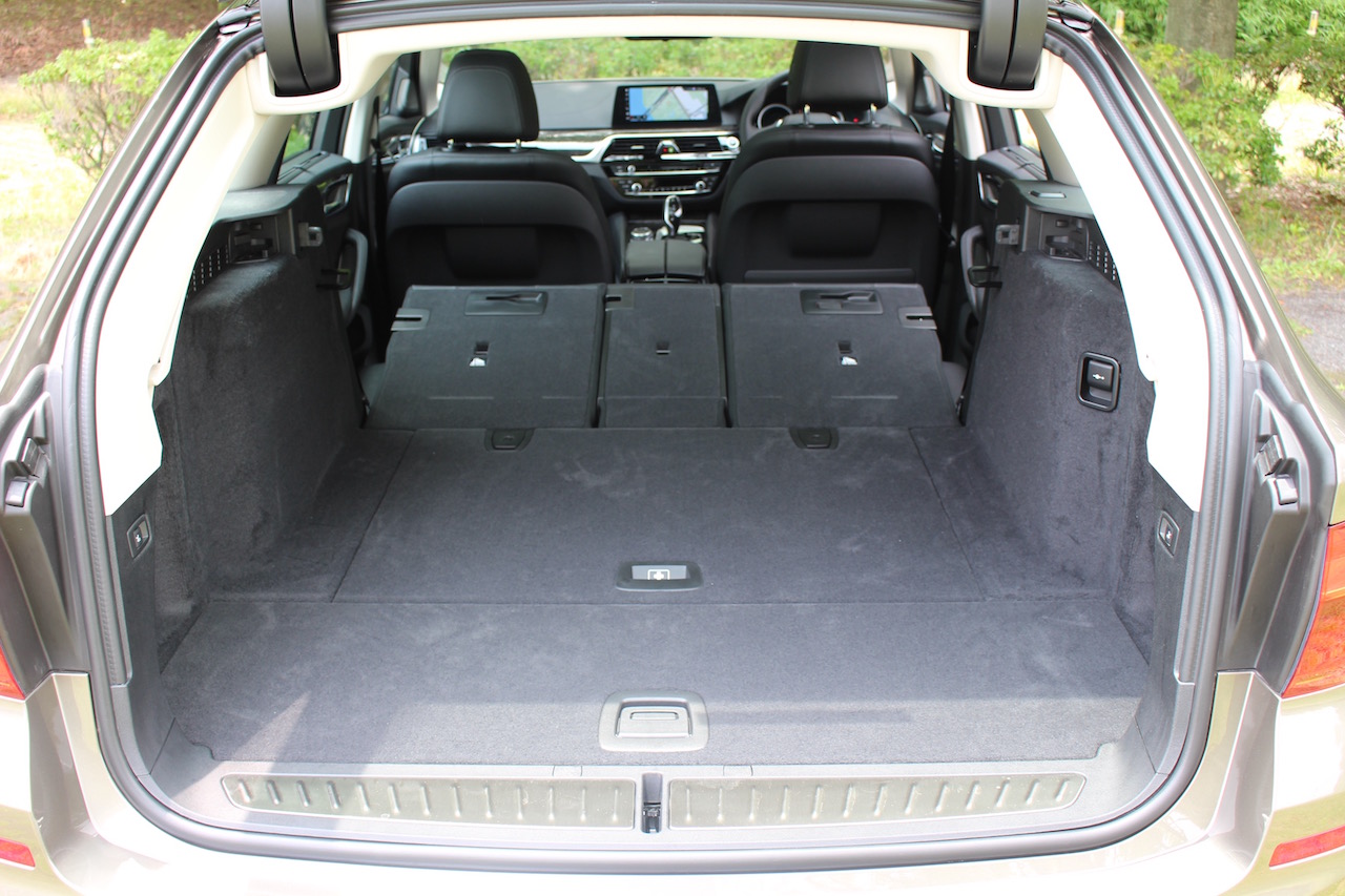 bmw_5series_touring_10 画像｜先代よりも荷室を拡大。利便性も向上 