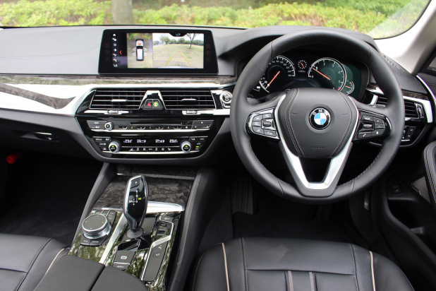 「BMW 5シリーズツーリングは、ワゴンでも十分に軽快なフットワークと高いスタビリティが魅力」の11枚目の画像