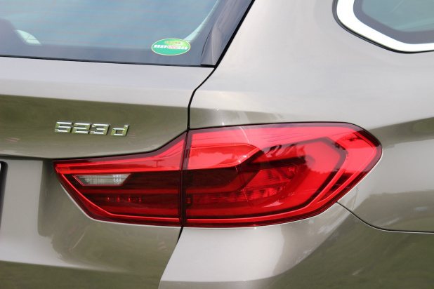 「BMW 5シリーズツーリングは、ワゴンでも十分に軽快なフットワークと高いスタビリティが魅力」の4枚目の画像