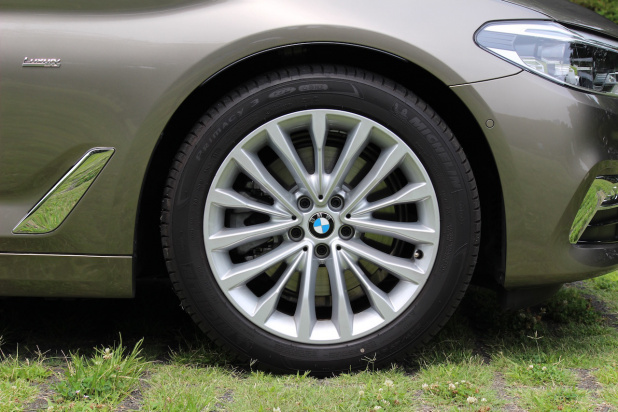 「BMW 5シリーズツーリングは、ワゴンでも十分に軽快なフットワークと高いスタビリティが魅力」の9枚目の画像