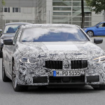 BMWの2千万円最高級クーペ「8シリーズ」、次世代イカリング装着市販モデルを初スクープ！ - BMW 8 Coupe Production Lights 1