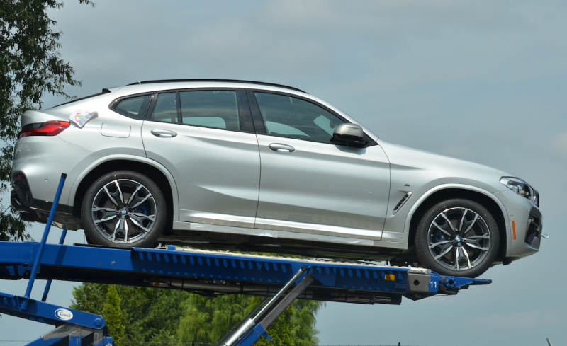 「発表秒読み？ BMW X4次期型、輸送中の完全な姿をキャッチ」の1枚目の画像