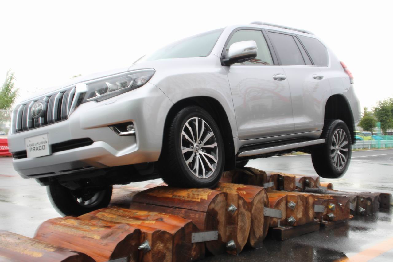 新車 トヨタ ランドクルーザープラドが豪華に安全に進化 Clicccar Com