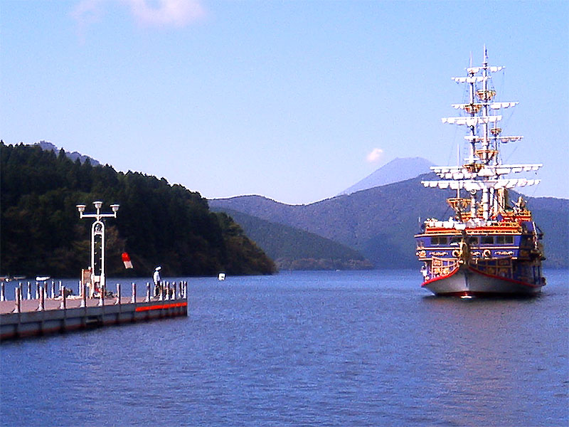 画像 木製ガードレールにアニメコラボのご当地ナンバープレート プラスアルファが楽しめる道の駅 箱根峠 神奈川県 車中泊女子の全国縦断記 Clicccar Com
