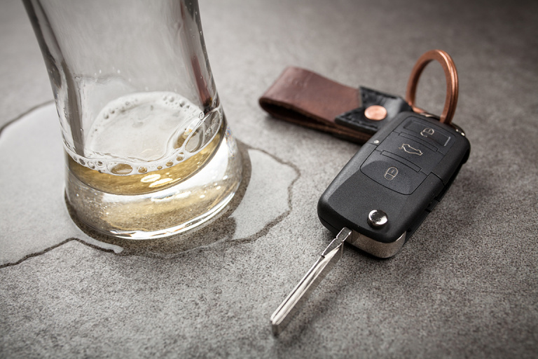 酒酔い運転と酒気帯び運転のイメージ