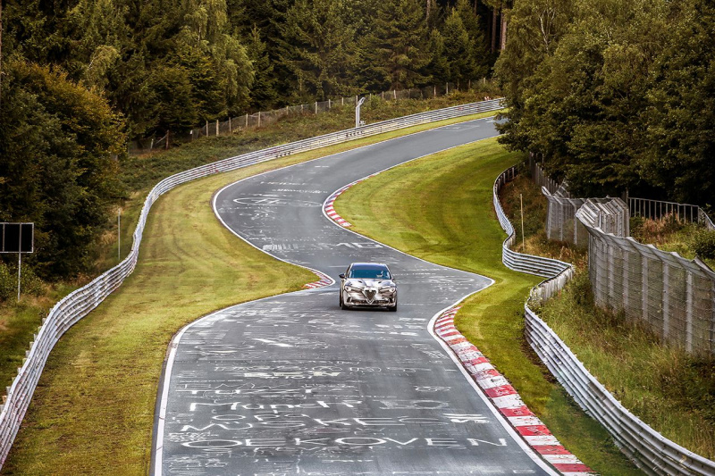 「【新車】アルファ ロメオ初のSUV「ステルヴィオ・クアドリフォリオ」がニュル最速タイムを記録」の10枚目の画像
