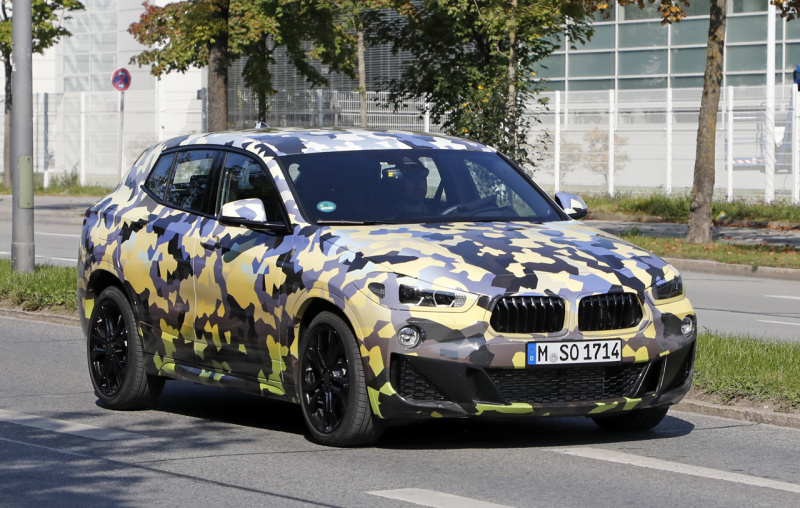 「迷彩ボディでミュンヘンに出現！BMW X2に追加される高性能320馬力の「M35i」」の2枚目の画像