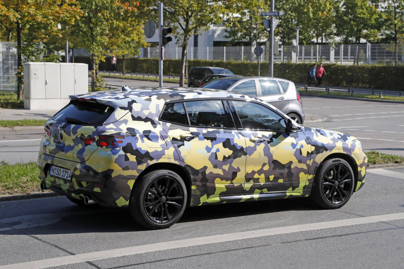 「迷彩ボディでミュンヘンに出現！BMW X2に追加される高性能320馬力の「M35i」」の7枚目の画像