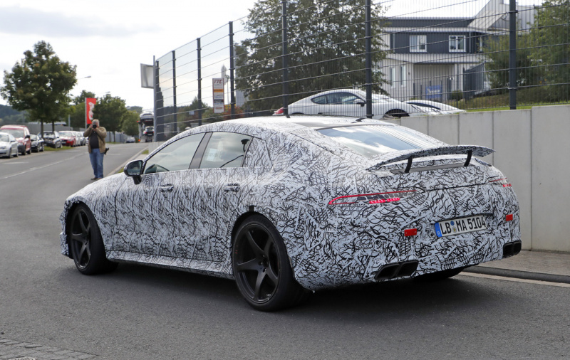 「1月デビューへ、メルセデスAMG GT 4ドア市販型のコックピットをキャッチ！」の3枚目の画像