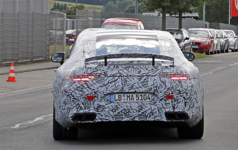 「1月デビューへ、メルセデスAMG GT 4ドア市販型のコックピットをキャッチ！」の4枚目の画像