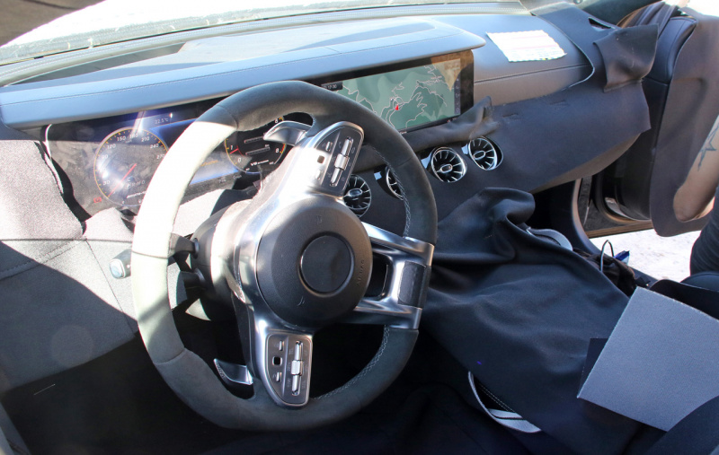 「1月デビューへ、メルセデスAMG GT 4ドア市販型のコックピットをキャッチ！」の6枚目の画像
