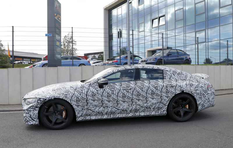 「1月デビューへ、メルセデスAMG GT 4ドア市販型のコックピットをキャッチ！」の2枚目の画像