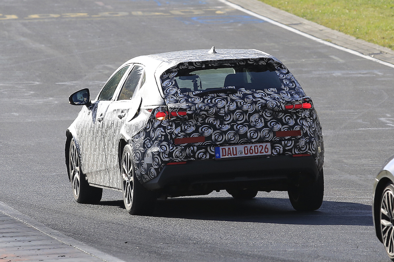 次期プリウスaはクロスオーバーに大胆チェンジ ニュル高速テストをスクープ Clicccar Com