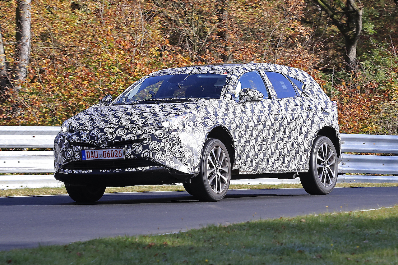 次期プリウスaはクロスオーバーに大胆チェンジ ニュル高速テストをスクープ Clicccar Com