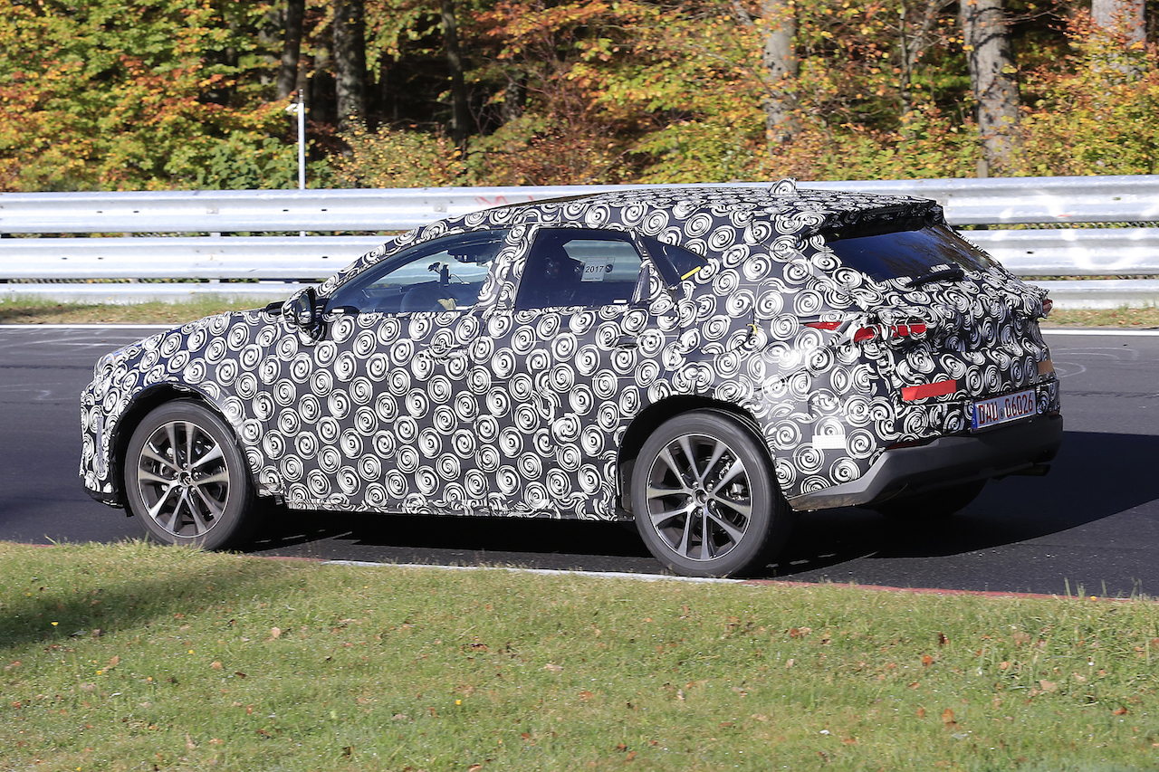 次期プリウスaはクロスオーバーに大胆チェンジ ニュル高速テストをスクープ Clicccar Com