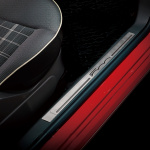 【新車】赤と白を用意するクローム仕様の華やかな「Fiat 500 Cromata（クロマータ）」を100台限定で設定 - 08_door_ plate_HD