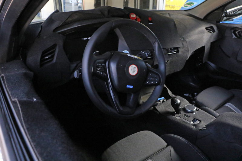 「これがツイン・デジタルディスプレイだ！BMW・1シリーズ次期型のコックピットをキャッチ」の1枚目の画像