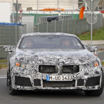 BMW最高最強クーペ「M8」の室内を初キャッチ。トランクルームの使い勝手向上も確認 - BMW M8 1