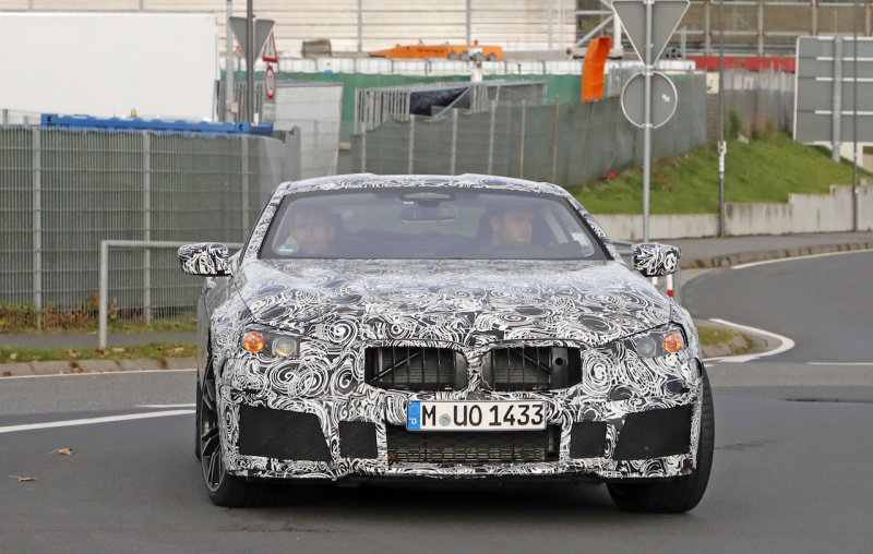 「BMW最高最強クーペ「M8」の室内を初キャッチ。トランクルームの使い勝手向上も確認」の1枚目の画像