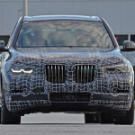 ダイナミックマスク見えた！BMW X5次期型、軽偽装で工場から発進！ - BMW X5 1