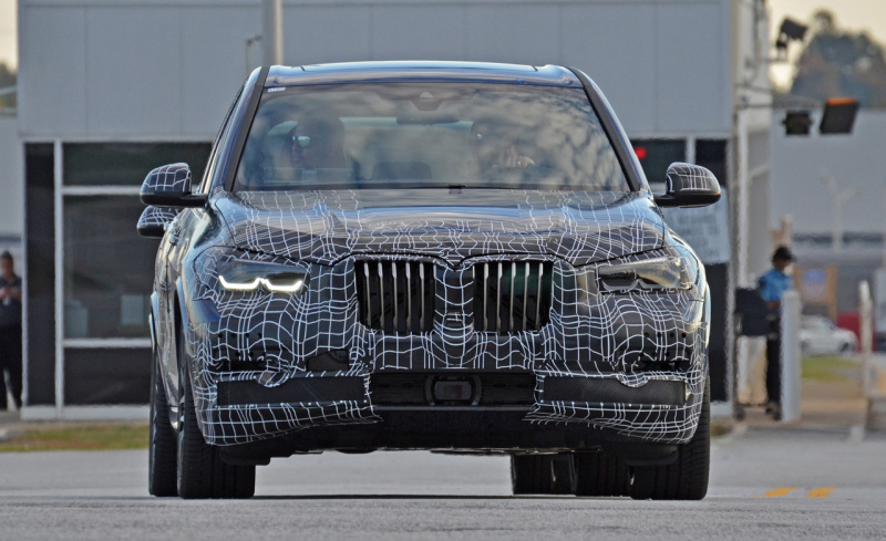 「ダイナミックマスク見えた！BMW X5次期型、軽偽装で工場から発進！」の1枚目の画像
