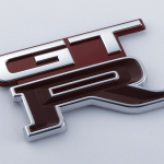 製造中止のパーツ供給などを含む「NISMO ヘリテージ」活動がスタート。第1弾は「R32・GT-R」 - R32 GT-R rear Emblem.JPG-1200x800